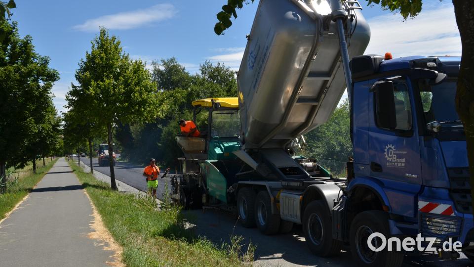 Die Straßenbauer der Firma Huber/Rappl aus Rötz sind derzeit mit den Asphaltierungsarbeiten "Am Bahndamm" betraut. Der Straßenzug wurde auf 5,50 Meter verbreitert. Bild: dob