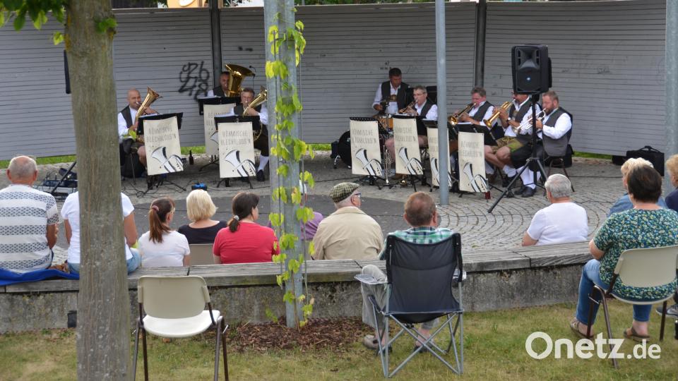 Die Kapelle &quot;Böhmische Blechblous&#039;n&quot; spielte beim vierten Serenadenabend auf und stieß auf ein rundum begeistertes Publikum. Bild: dob
