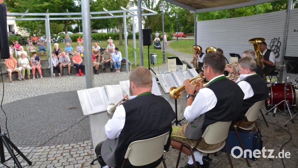 Die Kapelle &quot;Böhmische Blechblous&#039;n&quot; spielte beim vierten Serenadenabend auf und stieß auf ein rundum begeistertes Publikum. Bild: dob