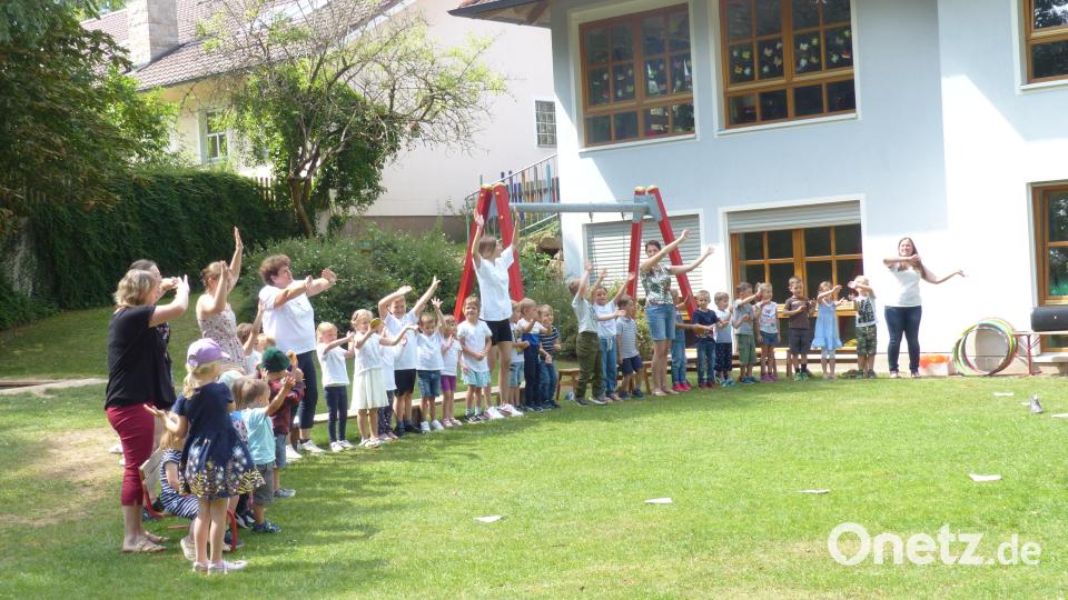 &quot;Kids vor Olympia&quot; mit diesem Lied begrüßen die Kinder die Zuschauer. Bild: sl