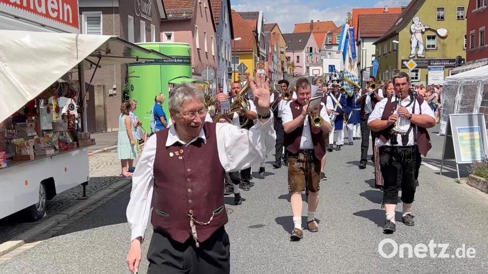 Die Stadtkapelle Neustadt/WN führt den kleinen Festzug zum Auftakt an. Bild: Gustl Beer