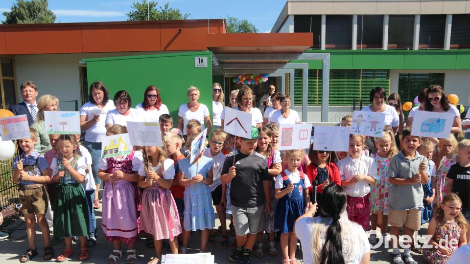 Die Kinder hatten ihren großen Auftritt mit ihrem Lied über die Entstehung des Kindergartens. Bild: ral