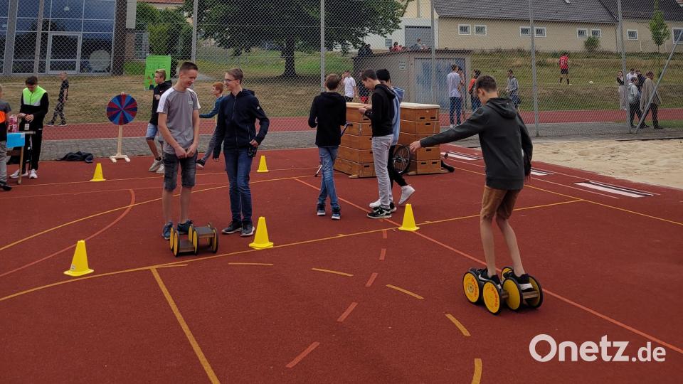 Zum Sommerfest der Realschule im Stiftland war am Sportplatz Geschicklichkeit gefragt. Bild: Birgit Plößner/exb