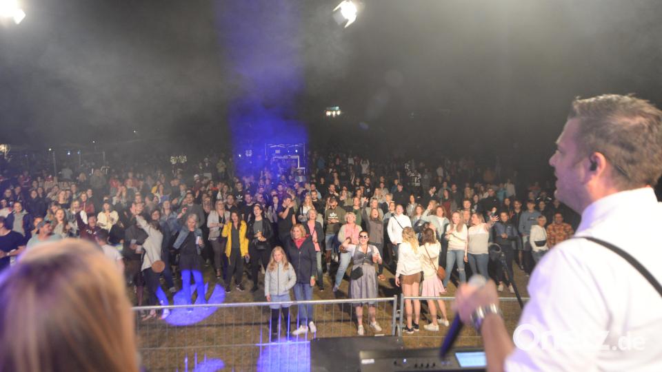 Beste Stimmung beim Open-Air &quot;Der Berg ruft 2.0&quot; auf der Schmie-Alm in Freudenberg. Bild: Andreas Brückmann