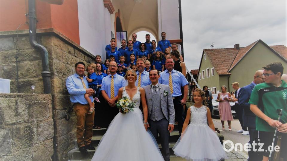 Eine große Abordnung des TSV gratuliert Madeleine Forster und Christoph Brenner nach der kirchlichen Trauung. Bild: gz