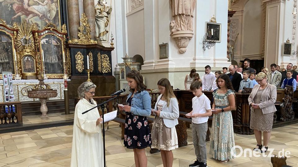 Die Firmlinge durften den Gottesdienst mitgestalten, links Gemeinderefentin Gertrud Hankl. Bild: Markus Scharnagl/exb