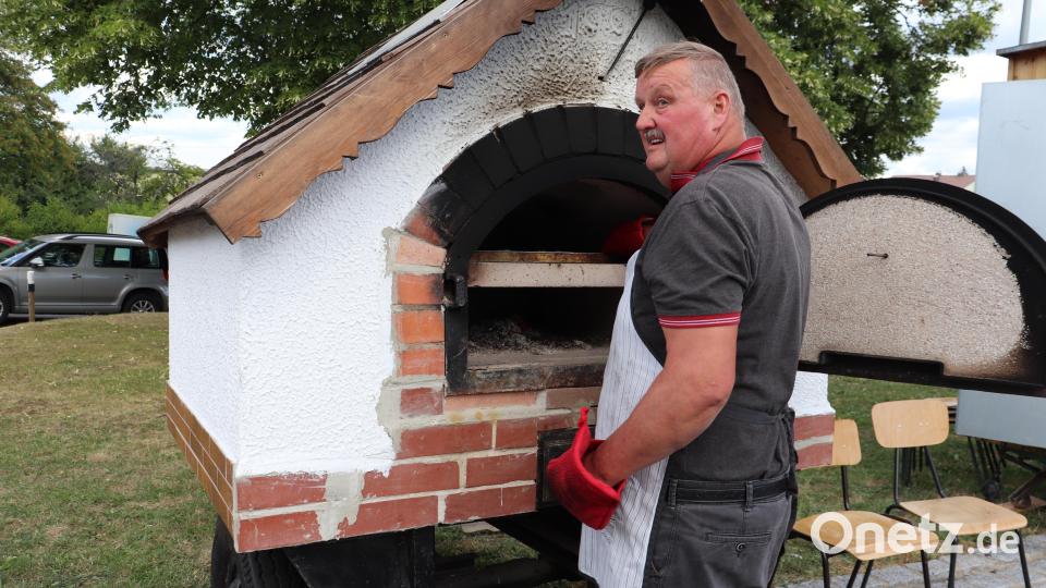 Willi Schiffl holt das nächste Blech aus dem Ofen. Bild: flt