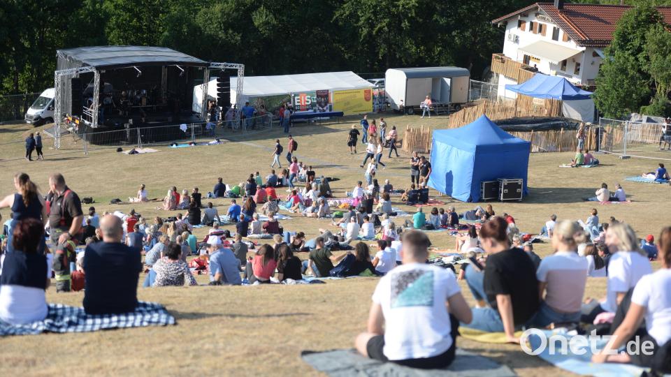 Beste Stimmung beim Open-Air &quot;Der Berg ruft 2.0&quot; auf der Schmie-Alm in Freudenberg. Bild: Andreas Brückmann