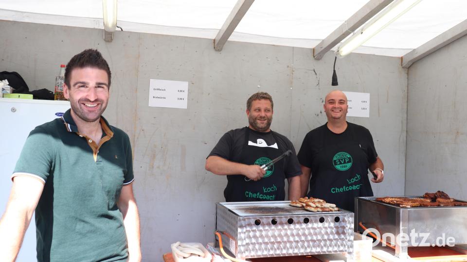 Der Sportverein Plößberg stand bei den heißen Temperaturen wieder hinterm Grill und hatte Grillfleisch und Bratwürste im Angebot. Bild: flt