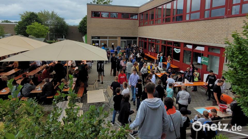Nach zweijähriger Pause durfte im Pausenhof der Realschule im Stiftland wieder ein Sommerfest gefeiert werden. Bild: Birgit Plößner/exb