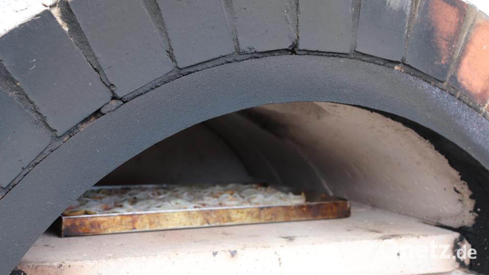 Bei den Kleintierzüchtern gab es traditionell Pizza aus dem Steinbackofen. Bild: flt