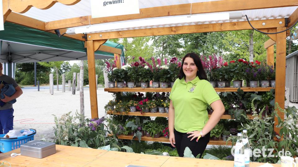 Der Obst- und Gartenbauverein Plößberg hatte nach einigen Jahren Pause heuer wieder die Blumentombola im Angebot. 200 Blumen und Gemüsepflanzen gab es dabei zu gewinnen. Bild: flt