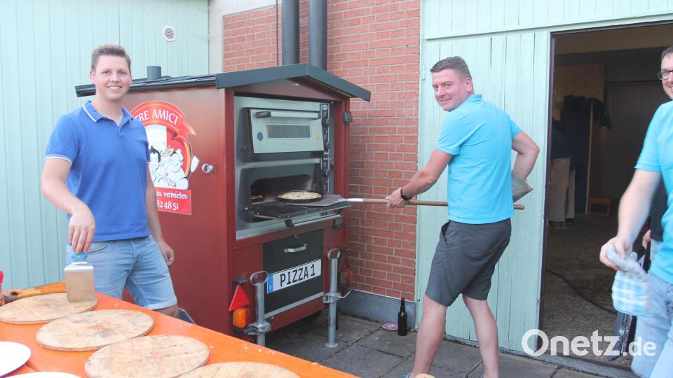 Die Pizzabäcker haben alle Hände voll zu tun. Bild: pi