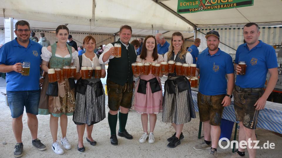 Bürgermeister Stefan Grillmeier (Mitte) dankte dem Burschenverein bei der Eröffnung für die Fortsetzung der Zoiglfest-Tradition. Rechts im Bild Festleiter Tobias Zintl. Bild: jr