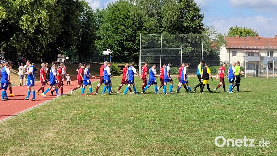 Beim Fußballspiel der Zehnklässler gegen die Lehrer behielten die Pädagogen die Oberhand. Bild: Birgit Plößner/exb