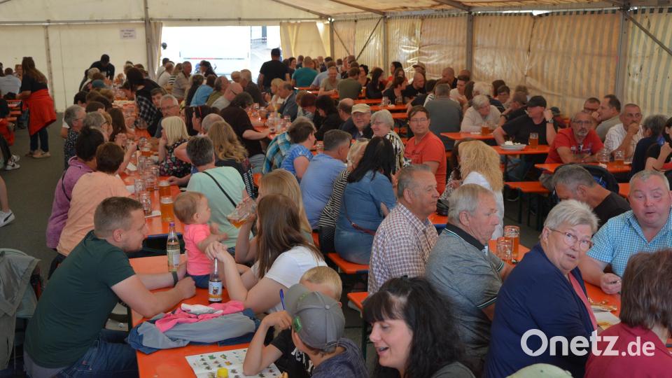 Voll besetzt war am Samstagabend das Zelt beim Zoiglfest des Mitterteicher Burschenvereins. Bild: jr