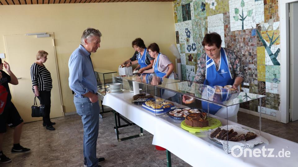 Auch Bürgermeister Lothar Müller bediente sich am reichhalten Kuchenbuffet des katholischen Frauenbundes. Bild: flt