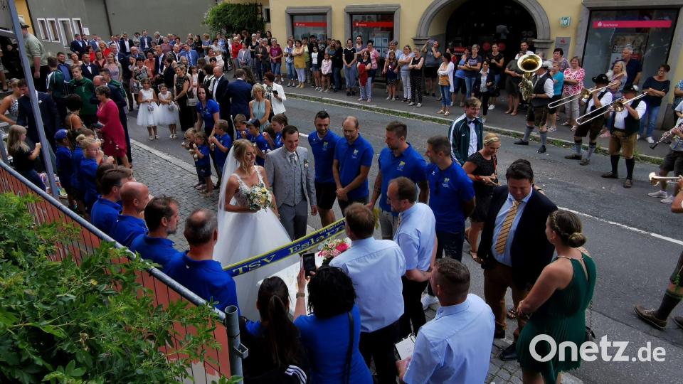 Nach der Hochzeitsmesse wird das Brautpaar von der Eslarner Blaskapelle, den Vereinen und vielen BürgernInnen empfangen. Bild: gz