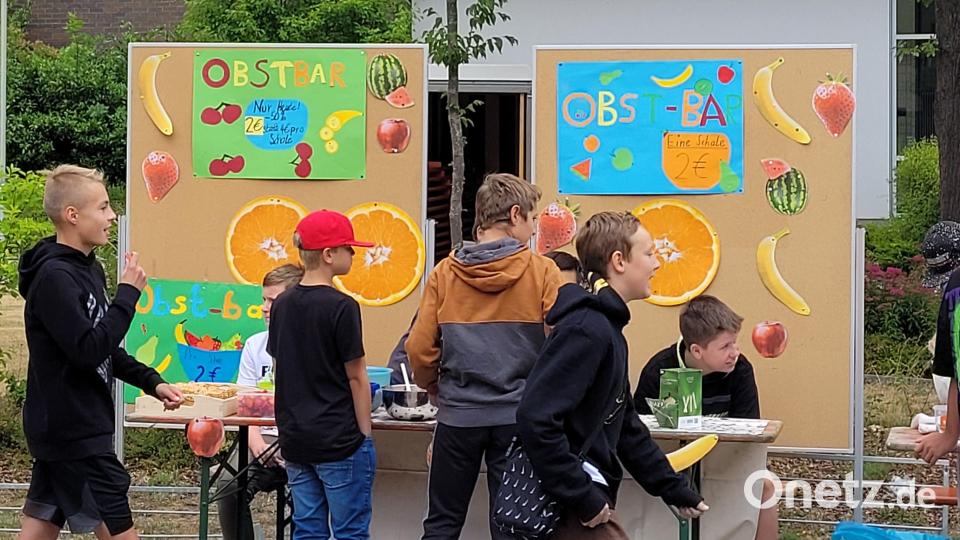 Der Obstverkauf bot beim Sommerfest der Realsschule im Stiftland eine willkommene Erfrischung. Bild: Birgit Plößner/exb