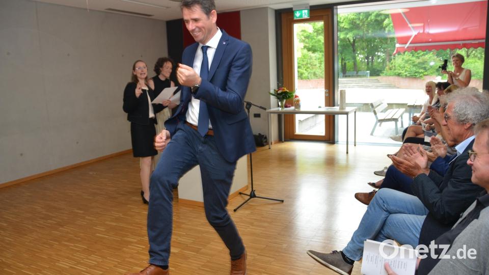 Der neue Konrektor an der Pfalzgraf-Friedrich-Mittelschule, Michael Neumann, bewies bei der Amtseinführung, zur Freude aller Gäste, seine Sportlichkeit. Kein Wunder, dass dem Neuen die Herzen seiner Schüler im Nu zufliegen. Bild: dob
