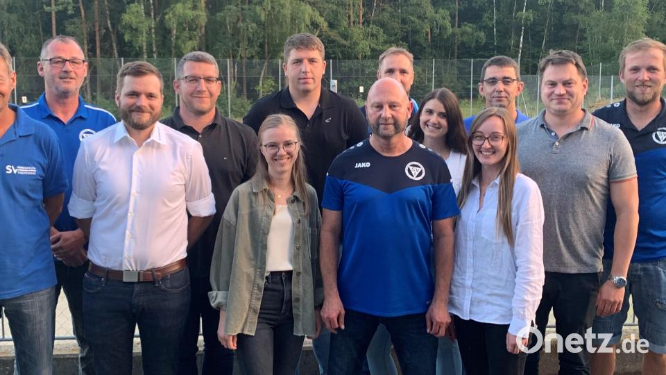 Der neue Vorstand des Sportvereins besteht aus (von links) Wolfgang Schmid, Alfred Wiesend, Peter Heindl, Markus Rauseo, Janine Lautner, Christoph Zembsch, Jürgen Lautner, Norbert Bock, Stefanie Märkl, Verena Kassler, Stefan König, Dominik Reger und Matthias Pocker. Mit auf dem Bild ist Zweiter Bürgermeister Josef Hecht (rechts). Bild: mez