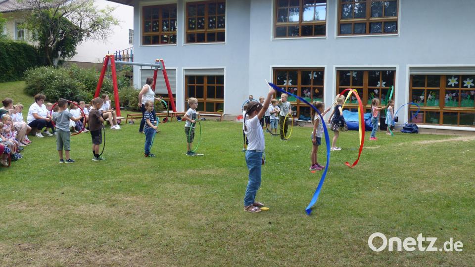 Die Vorschulkinder tanzen mit den Rhythmikbändern. Bild: sl