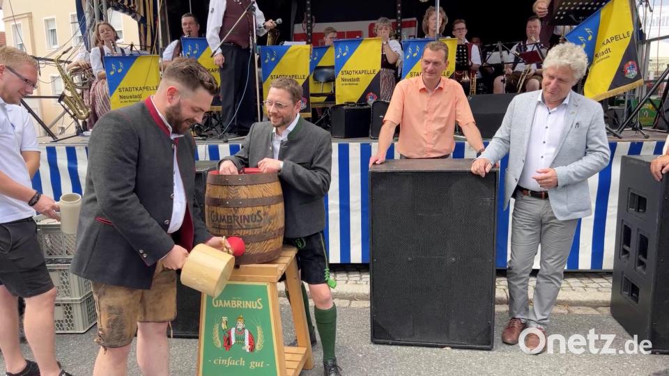 Bürgermeister Sebastian Dippold zapft das erste Fass Festbier an. Bild: Gustl Beer