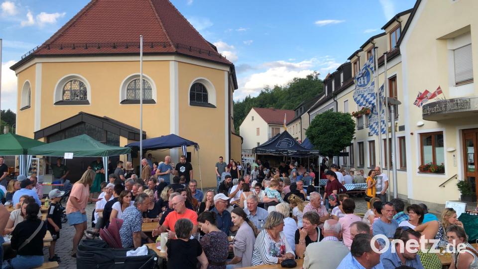 Im Schatten der Kirche St. Anna genossen die Bürger ihr Fest. Bild: mis