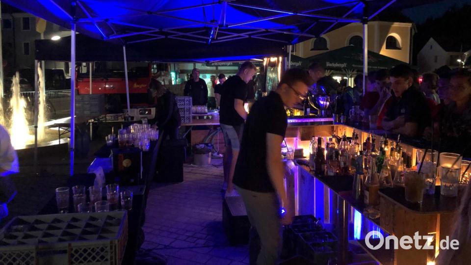 Zu fortgeschrittener Stunde war die Cocktailbar von Alex Buchner sehr gefragt. Bild: mis
