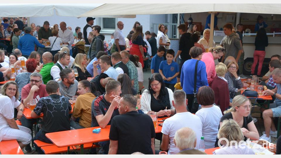 Hochbetrieb herrschte am Wochenende beim Zoiglfest am Anger. Bereits am Samstagabend war der Besucheransturm groß, freie Plätze waren im Außenbereich wie auch im Festzelt heiß begehrt. Bild: jr