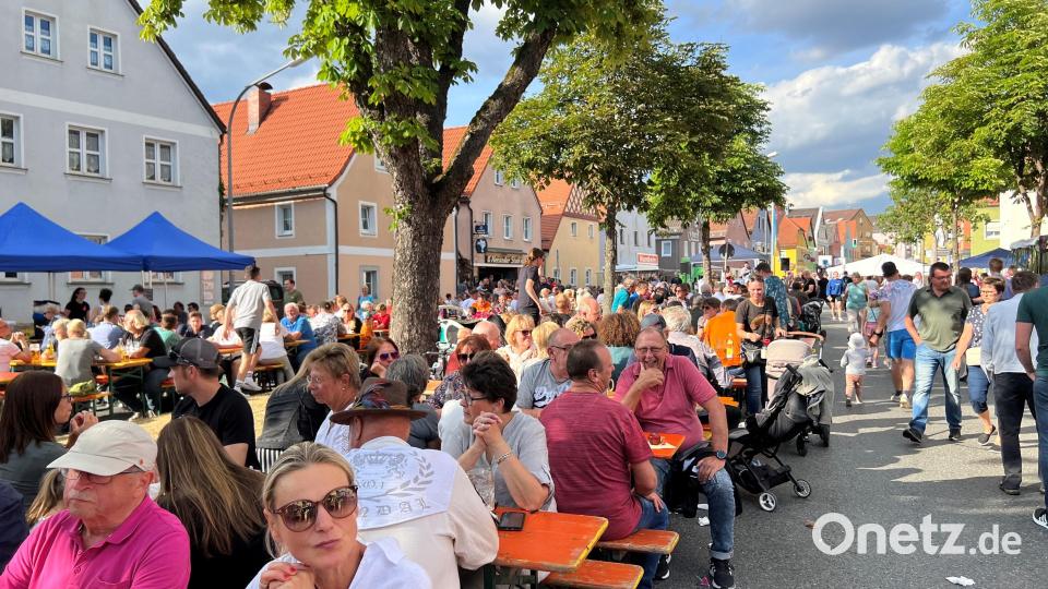 Das Bürgerfest in Neustadt ist nach zweijähriger Pause bestens besucht. Bild: Gustl Beer