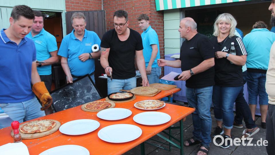 Die Pizzabäcker haben alle Hände voll zu tun. Bild: pi