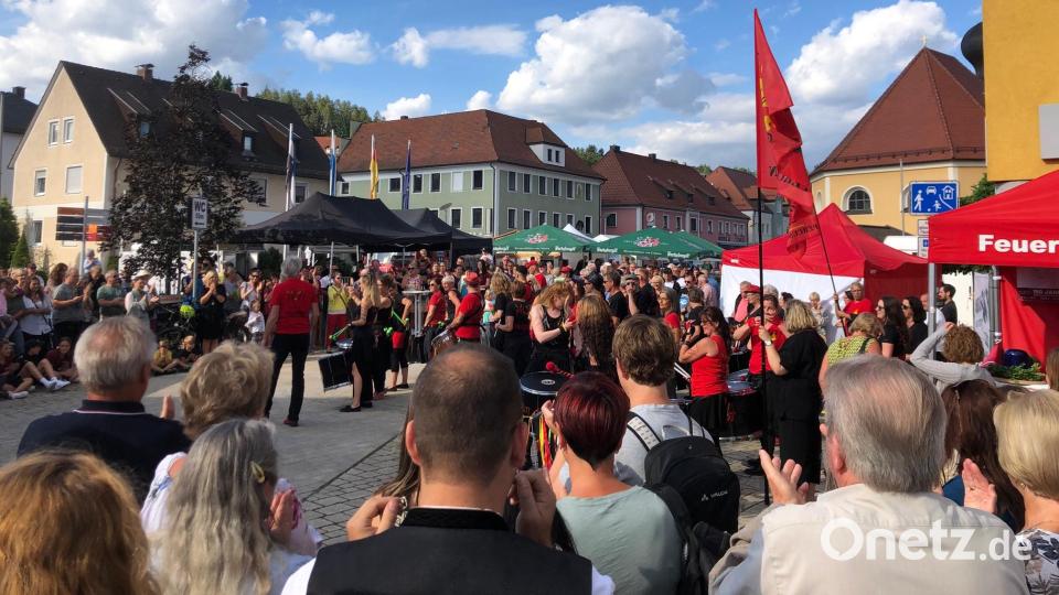 Ein gefüllter Wernberg-Köblitzer Marktplatz unter weiß-blauem Himmel. Bild: mis