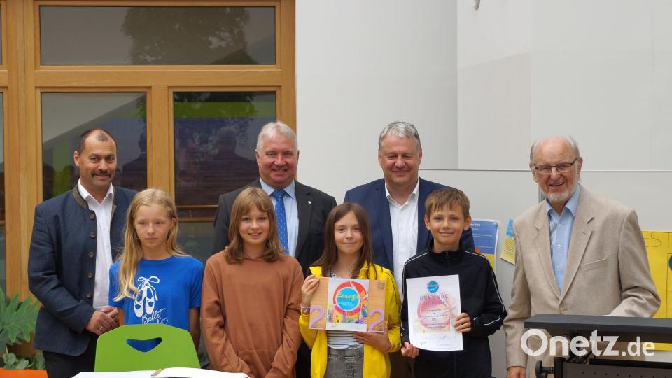 Auch in der WHR gab es strahlende Gesichter über die Auszeichnung als „Energieschule“. Hintere Reihe von links: Schulleiter Martin Zimmermann, zweiter Vorsitzender des ZEN Markus Dollacker, Landrat Richard Reisinger und Manfred Klemm von der AG Schule mit den „Nachwuchs-Energieexperten“ der WHR. Bild: Yasmin Loesch/exb