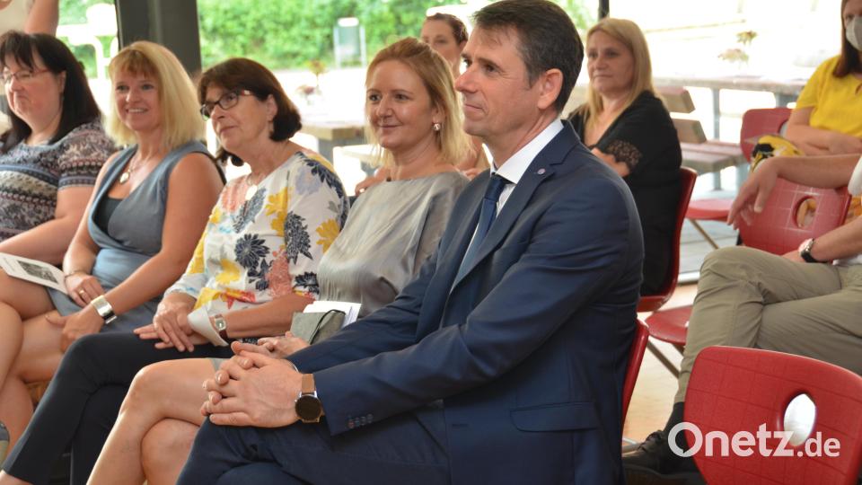 Der neue Konrektor Michael Neumann verfolgte mit seiner Lebenspartnerin Caro Kaufmann und seiner Mutter Christa Neumann die Vorführungen bei der Amtseinführung. Bild: dob