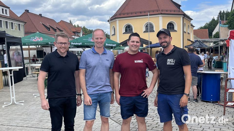 Eine erfolgreiche Festpremiere für das neu zusammengesetzte Organisationsteam um Bürgermeister Konrad Kiener (Zweiter von links), Tobias Lang, Max Geitner und Thomas Käsbauer (von links nach rechts). Bild: Geitner/exb