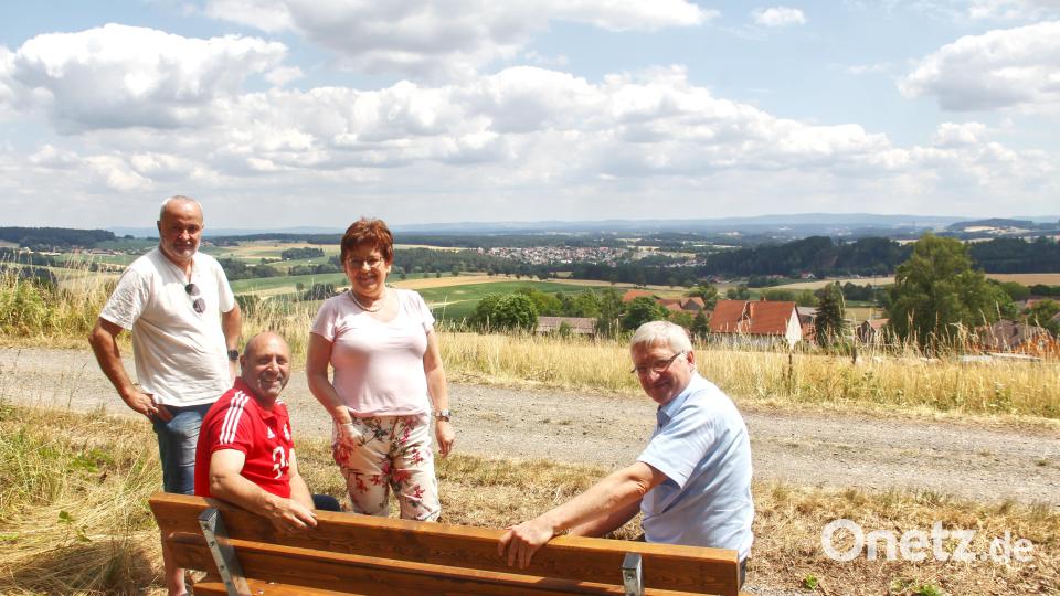 Jeweils zwei Sitzbänke stifteten der AWO-Ortsverein und der FC-Bayern-Fanclub an die Stadt Erbendorf. Auf dem Bild (von links) stellvertretender AWO-Vorsitzender Franz Bauer jun., FC-Bayern-Fanclub-Vorsitzender Andreas Wittmann, AWO-Vorsitzende Brigitte Scharf und Bürgermeister Johannes Reger. Bild: njn