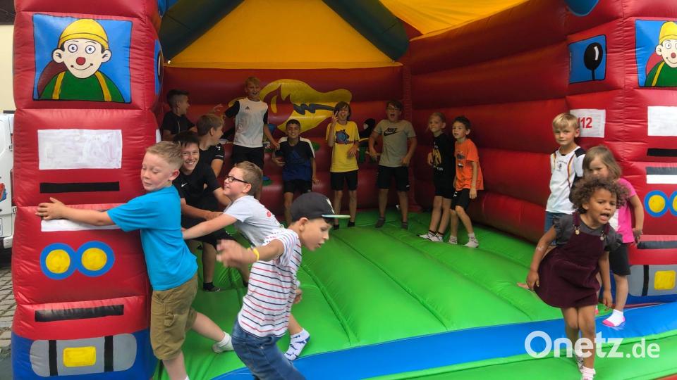 In der Hüpfburg konnten sich die jüngeren Festbesucher austoben. Bild: mis