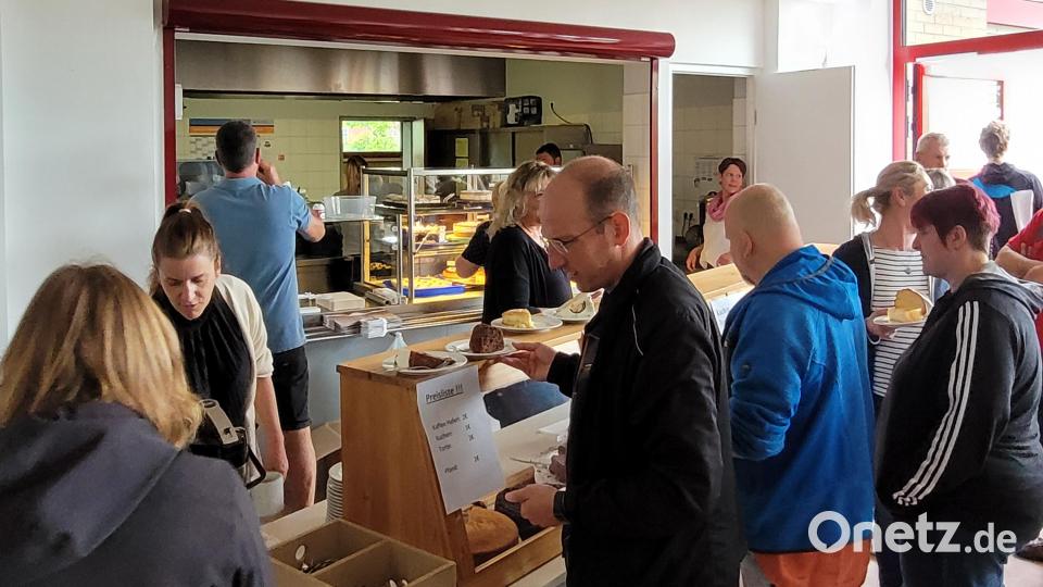 Torten und Kuchen hatte der Elternbeirat im seinem Café im Angebot. Bild: Birgit Plößner/exb