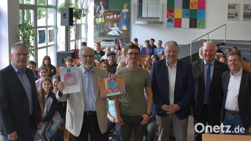 Über das Zertifikat „Energieschule“ freuen sich mit Landrat Richard Reisinger (Dritter von rechts) Stellvertretender Schulleiter Ulrich Zänker, der Sprecher der AG Schule Manfred Klemm, der Leiter der Umwelt-AG Daniel Bischoff, der Zweite Vorsitzende des ZEN Markus Dollacker, HCA-Schulleiter Dieter Meyer sowie die „Energieschülerinnen und -schüler“ (von links). Bild: Doris Schmidt-Hartmann/exb
