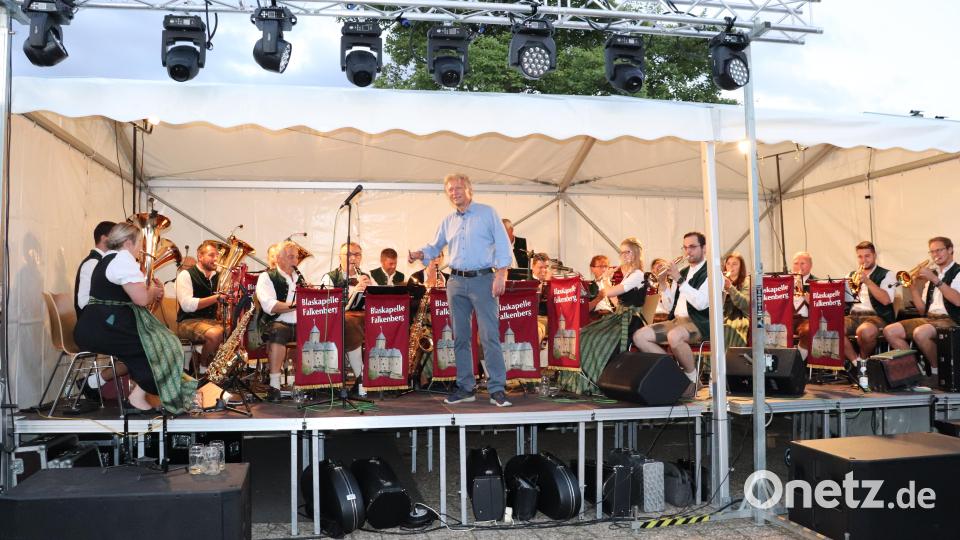 Die Falkenberger Blaskapelle spielte für Bürgermeister Lothar Müller ein Ständchen zum Geburtstag, den er am Freitag gefeiert hatte. Mit Freude dirigierte er das letzte Lied der Musiker. Bild: flt