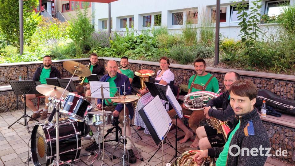Die &quot;Verblecher&quot; sorgten beim Sommerfest in der Realschule im Stiftland für Musik und Stimmung. Bild: Birgit Plößner/exb