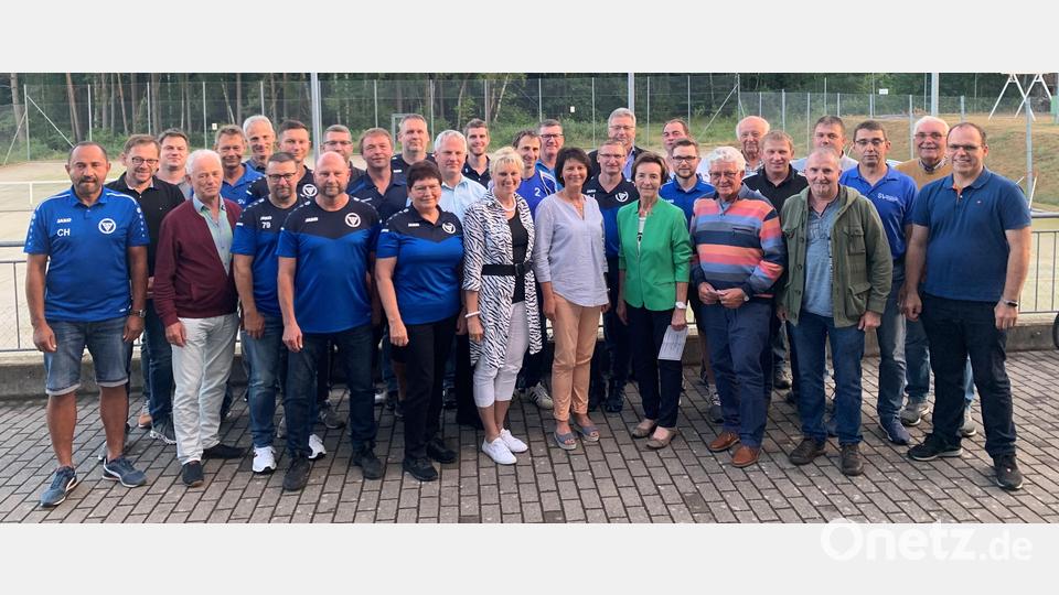 Für 25 bis 45 Jahre Treue haben Vorsitzender Jürgen Lautner (vorne, Vierter von links), sein Stellvertreter Stefan König und Zweiter Bürgermeister Josef Hecht (Dritter und Zweiter von rechts) zahlreiche Mitglieder geehrt. Bild: mez