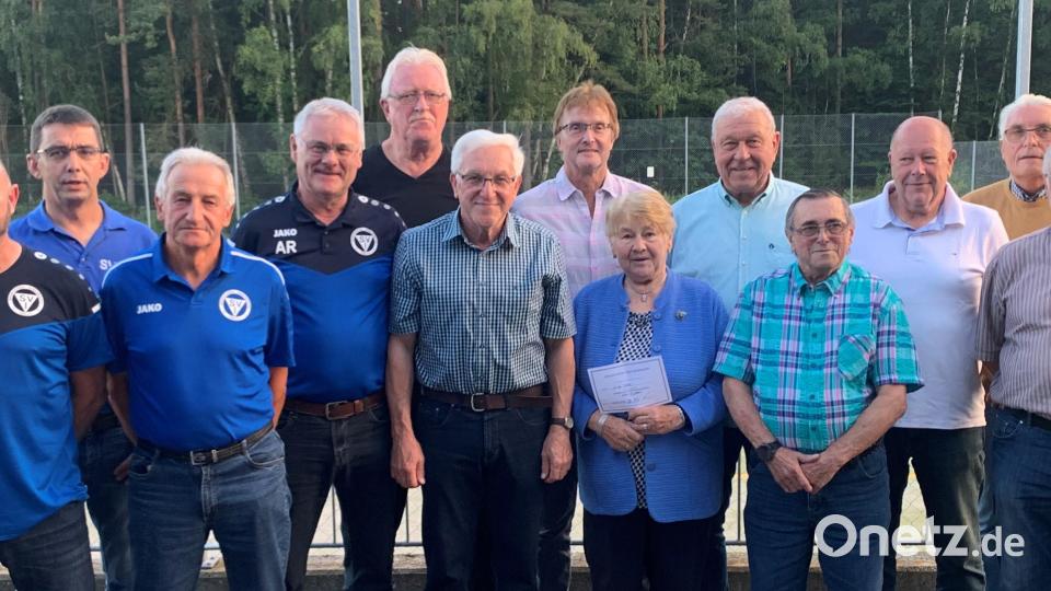 Die beiden Vorsitzenden Jürgen Lautner und Stefan König (von links) sowie Zweiter Bürgermeister Josef Hecht (rechts hinten) gratulierten auch einer Reihe von Mitgliedern für 50 Jahre und mehr Treue zum Sportverein. Bild: mez