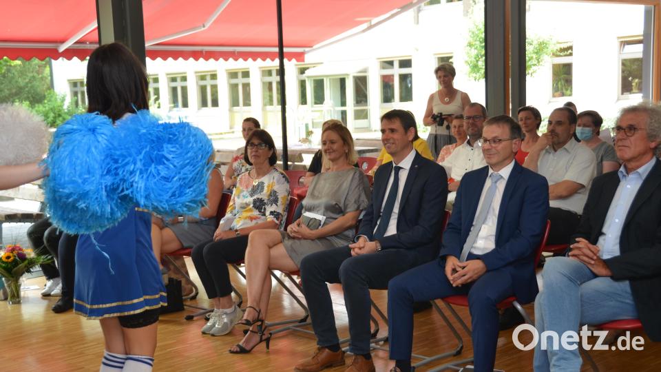 Der neue Konrektor Michael Neumann (Dritter von links) verfolgte mit seiner Lebenspartnerin Caro Kaufmann und seiner Mutter Christa Neumann die Vorführungen bei der Amtseinführung. Bild: dob