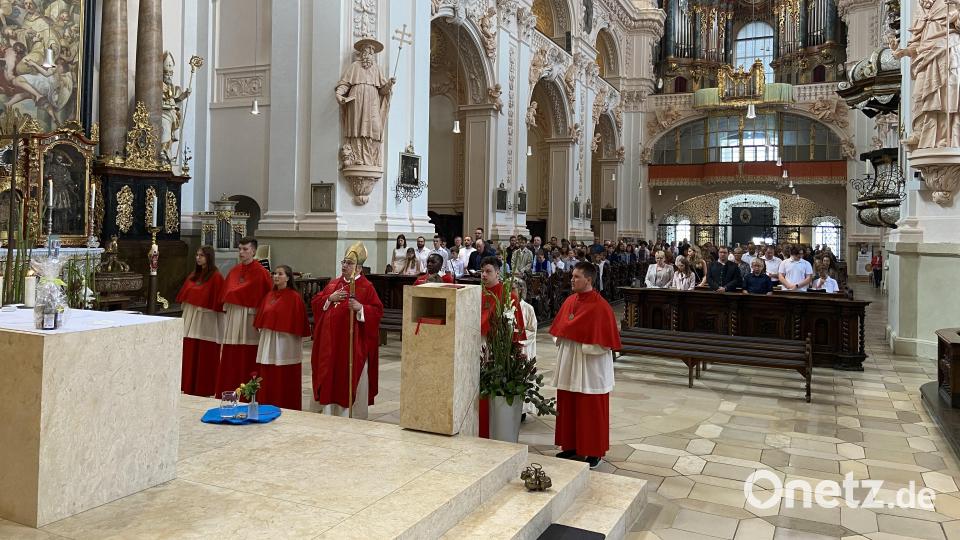 Abt Hermann Josef Kugler spendete am Freitag in der Basilika Waldsassen 61 Mädchen und Buben das Sakrament der Firmung. Bild: Markus Scharnagl/exb