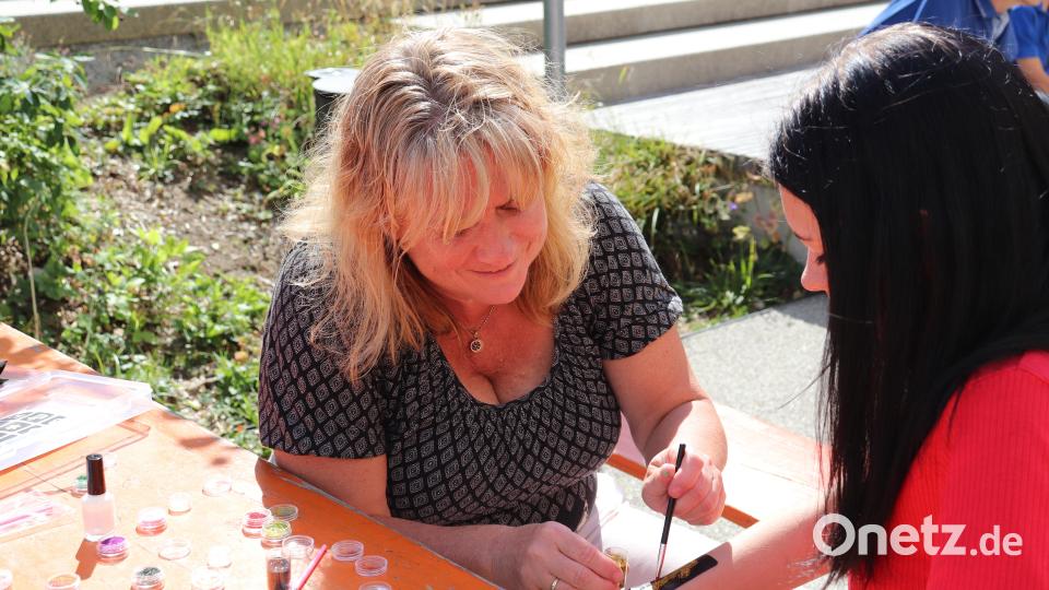 Manuela Müller bot Glitzertattoos zum Aufmalen an. Bild: flt
