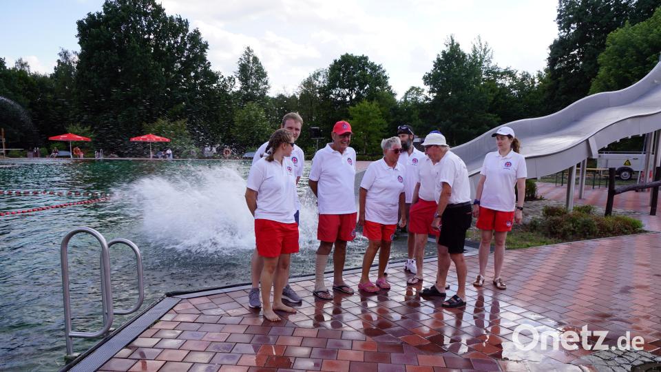 Gemeinsam verrichten die Wasserwachten aus Immenreuth und Kemnath Dienst im Naturerlebnisbad. In ihrer Mitte Johann Stiegler (Fünfter von links). Er erhielt von 50 Jahren den Auftrag, die Wasserwacht Immenreuth aus dem Boden zu stampfen, ohne die das Bad hätte nicht eröffnet werden können. Bild: bkr