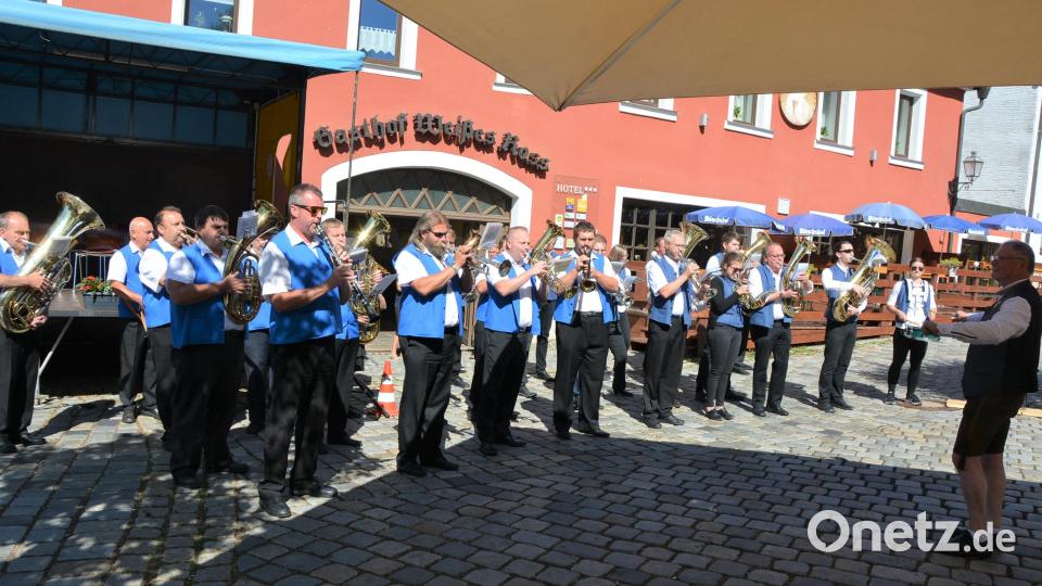 Bürgermeister Max Bindl (rechts) dirigierte zur Eröffnung des Bürgerfestes den von den Blaskapellen Konnersreuth und Tepla gespielten Marsch „Sport und Spiel“. Bild: jr
