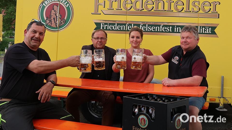 Die Vorbereitungen für das Friedenfelser Herbstfest und den Bierwandertag sind in vollem Gange. Die Brauereimitarbeiter (von links) Horst Straub, Helmut Radimerski, Sabrina Bittner und Martin Bischof hoffen nach der Zwangspause auf einen erfolgreichen Neustart und freuen sich, wenn es am 9. September heißt: „Ozapft is“. Bild: bsc